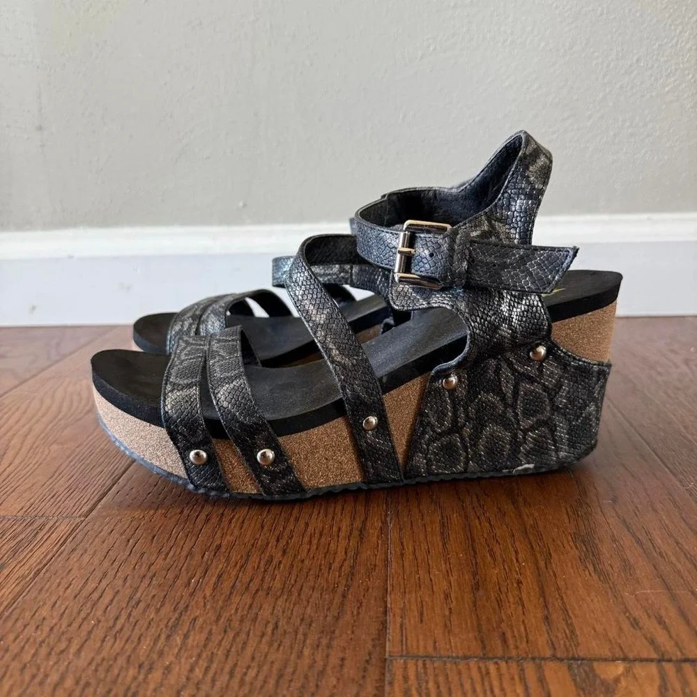 Volatile black platform